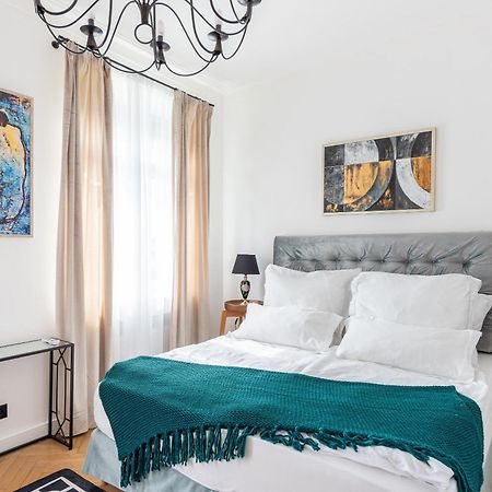 Luxury Apartment With A Balcony And A Terrace Прага Екстериор снимка