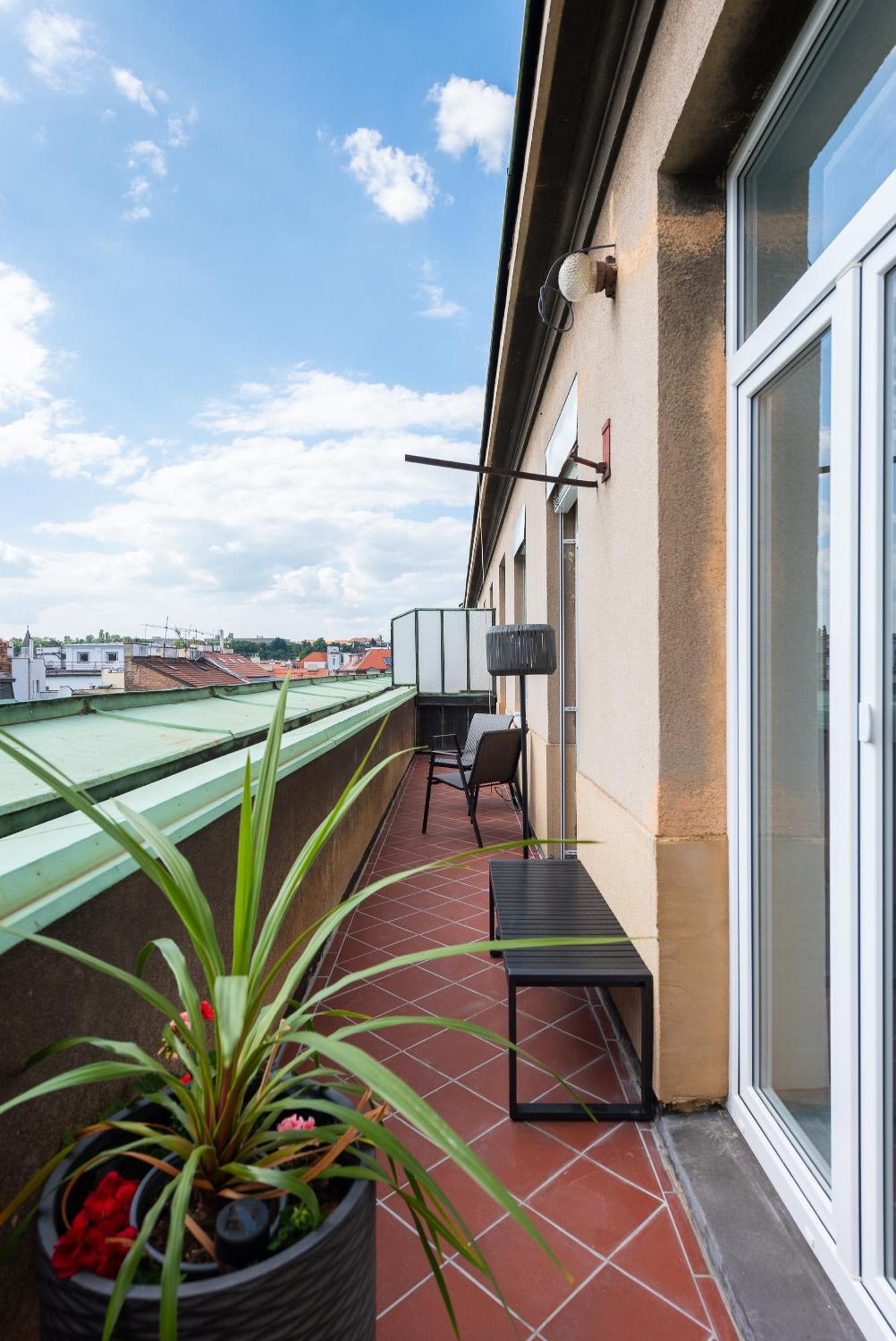 Luxury Apartment With A Balcony And A Terrace Прага Екстериор снимка